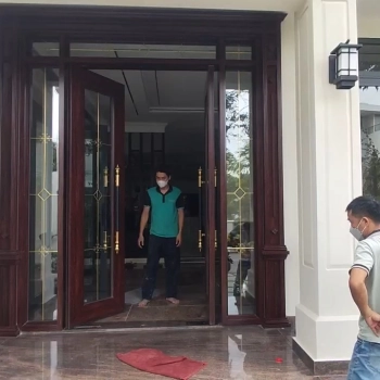 Cửa Nhôm Thủy Lực Màu Vân Gỗ Trắc