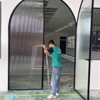 Cửa nhôm Slim uốn vòm kính sọc