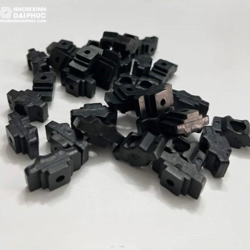 Cao su chống va đập cánh Xingfa lùa 55 nhập khẩu (loại có lỗ vít) - Candy