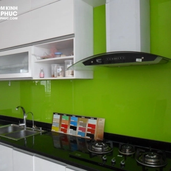 Kính sơn màu ốp bếp