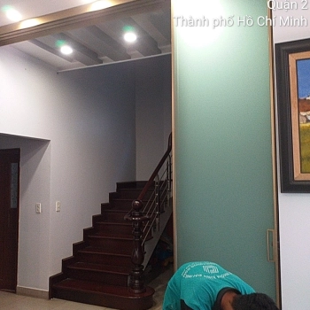 Lắp đặt hoàn thiện cửa lùa slim 3 cánh màu vàng xước có khóa ở đường Vành Đai Tây, Quận 2