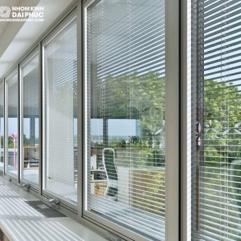 Rèm trong kính hộp