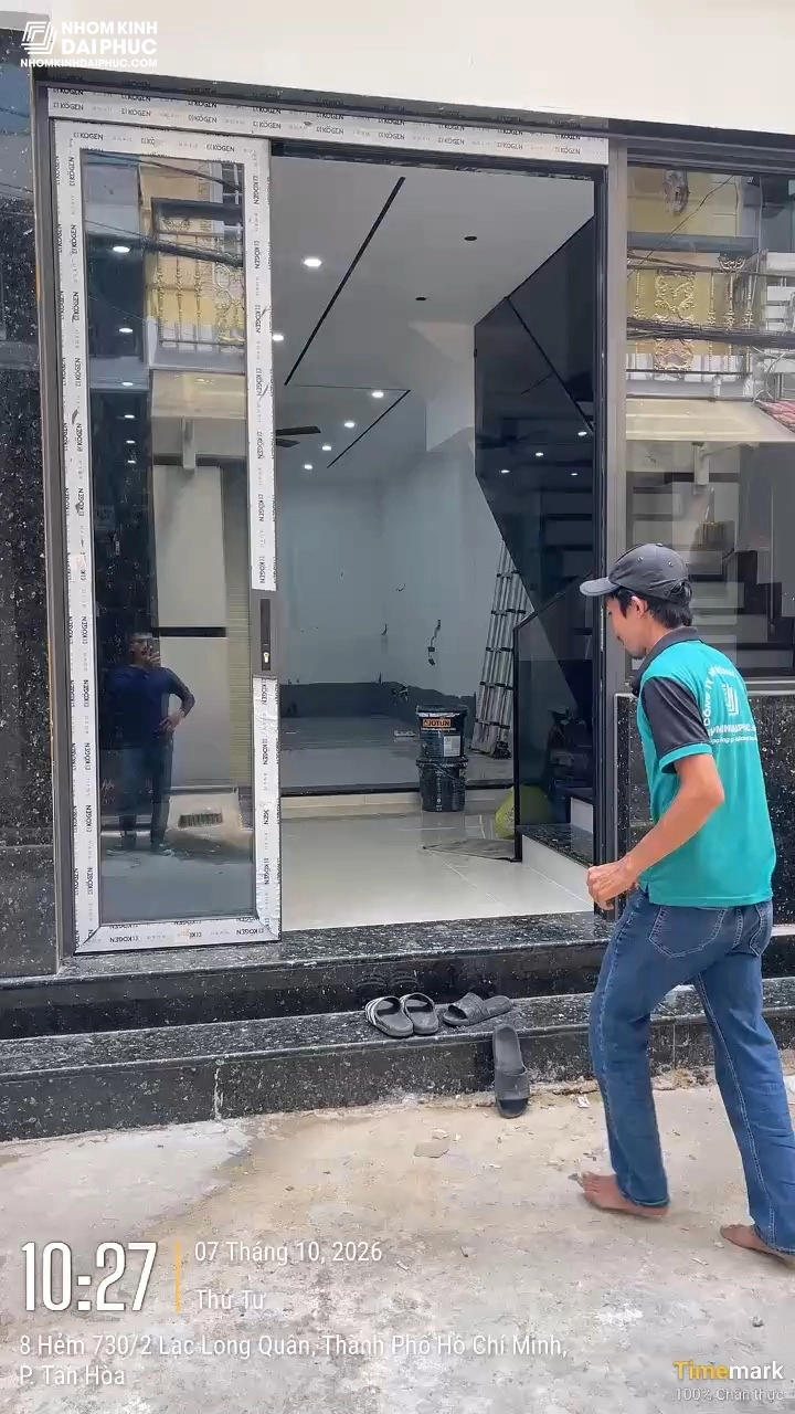 Thi công cửa trượt quay 3 cánh kính rèm điện, cửa sổ rèm cơ, cầu thang kính xám khói