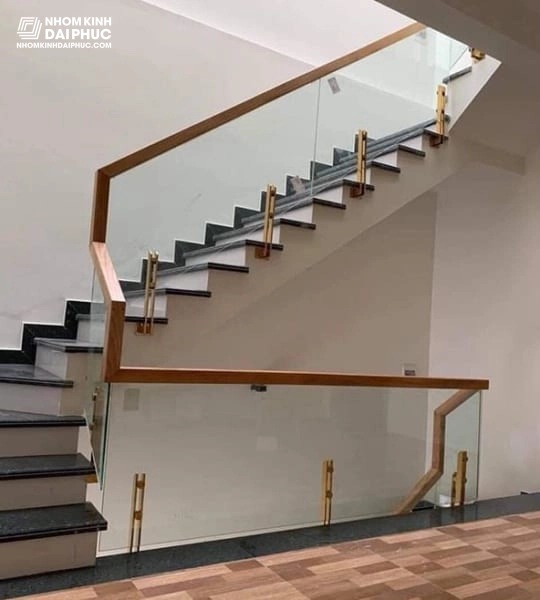 Cầu thang kính cường lực tay vịn gỗ căm xe