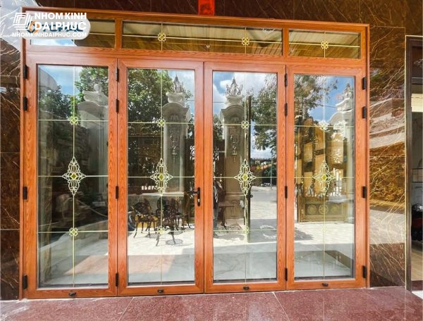 Cửa nhôm Topal 4 cánh màu vân gỗ ứng dụng cho cửa chính mặt tiền