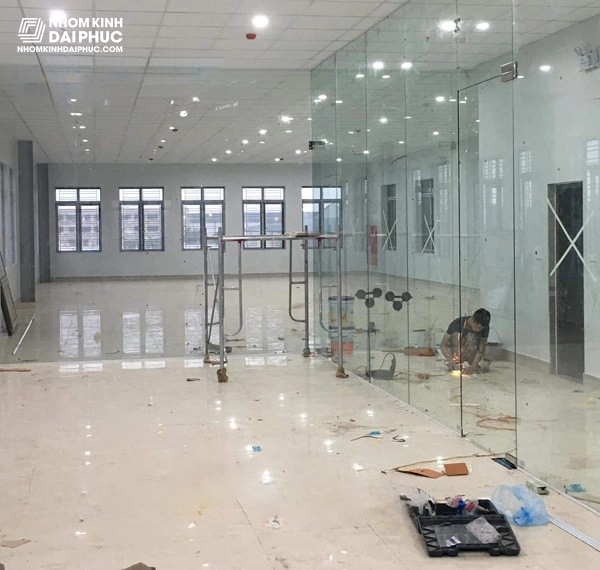 Thi Công Vách Kính Cường Lực