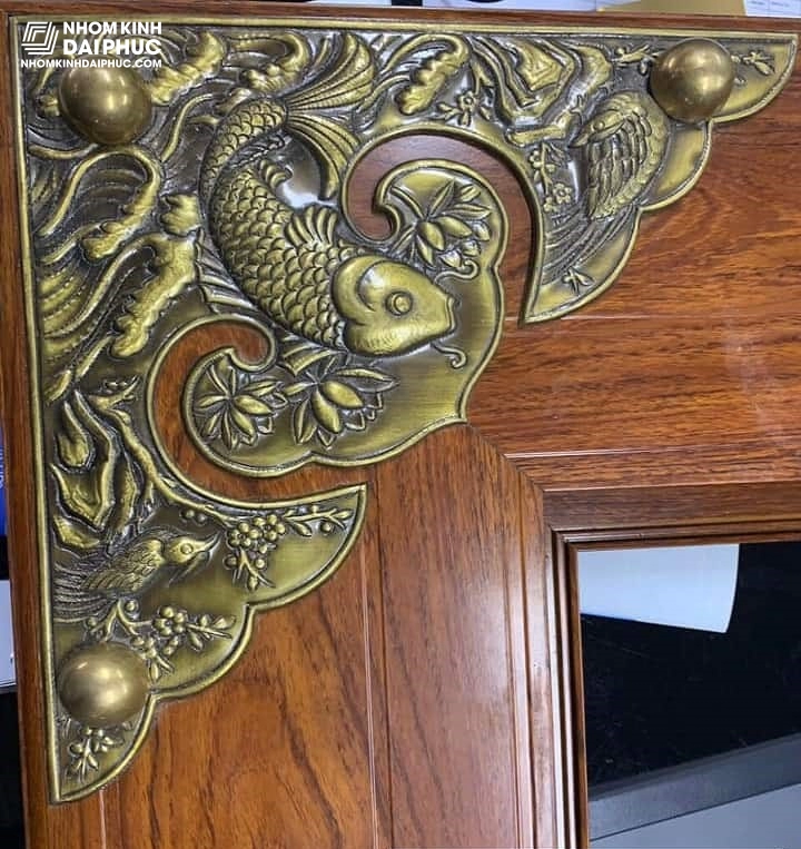 Mẫu góc đồng cửa nhôm thủy lực vân gỗ trắc