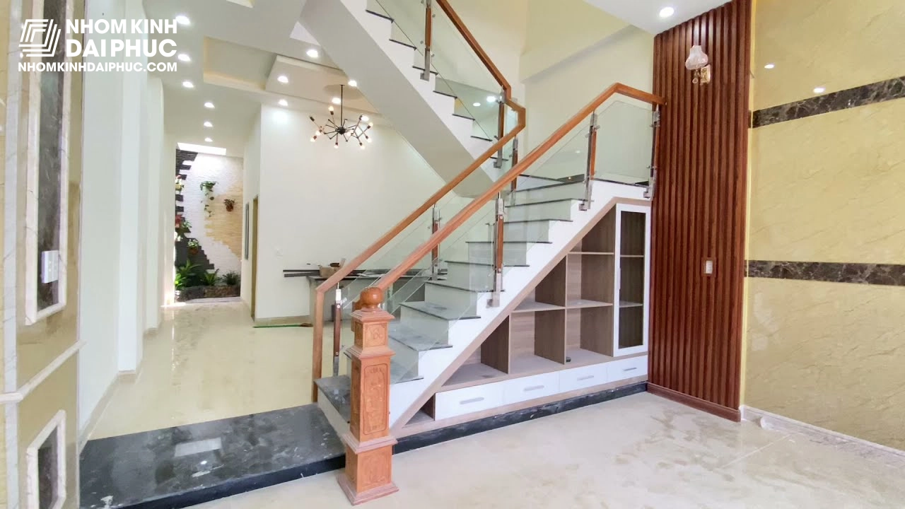 Cầu thang kính cường lực kết hợp trụ gỗ cao cấp