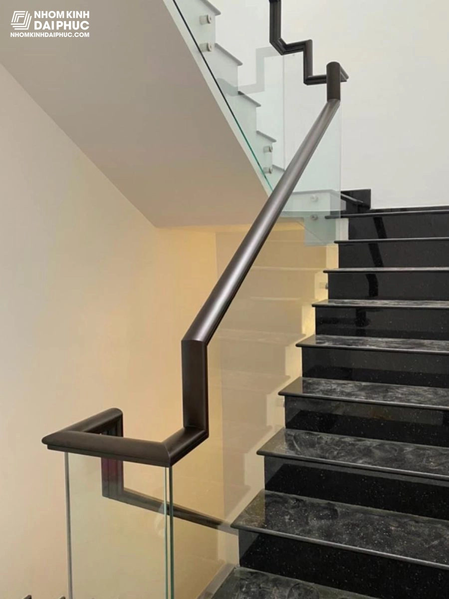 Cầu thang kính cường lực tay vịn nhôm Maxpro
