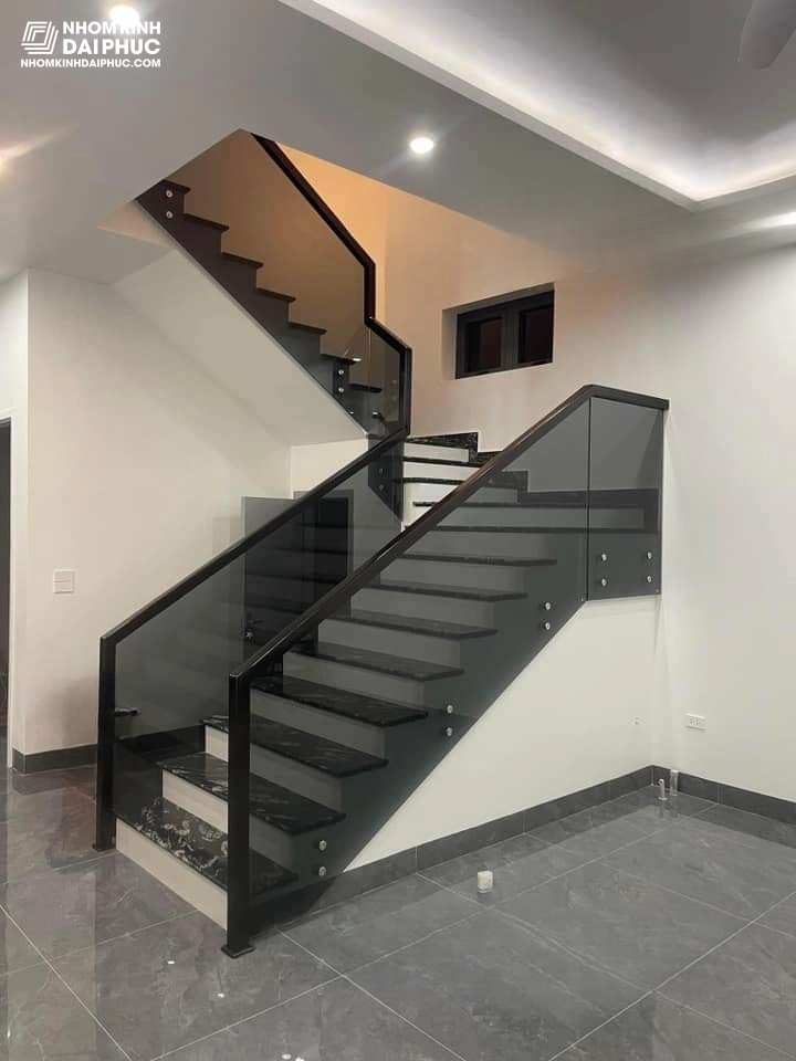 Cầu thang kính cường màu xám khói