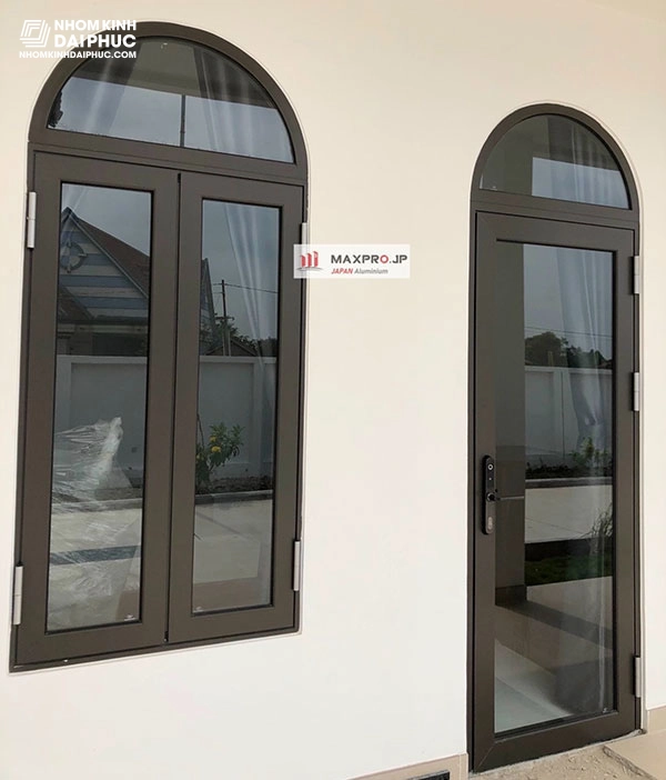Cửa đi 1 cánh nhôm Maxpro uốn vòm