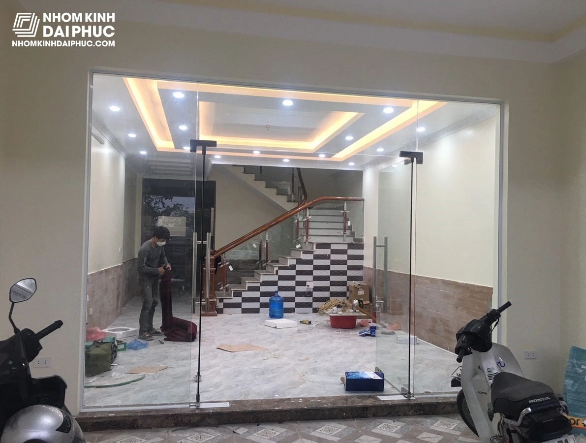 Cửa kính cường lực bản lề sàn