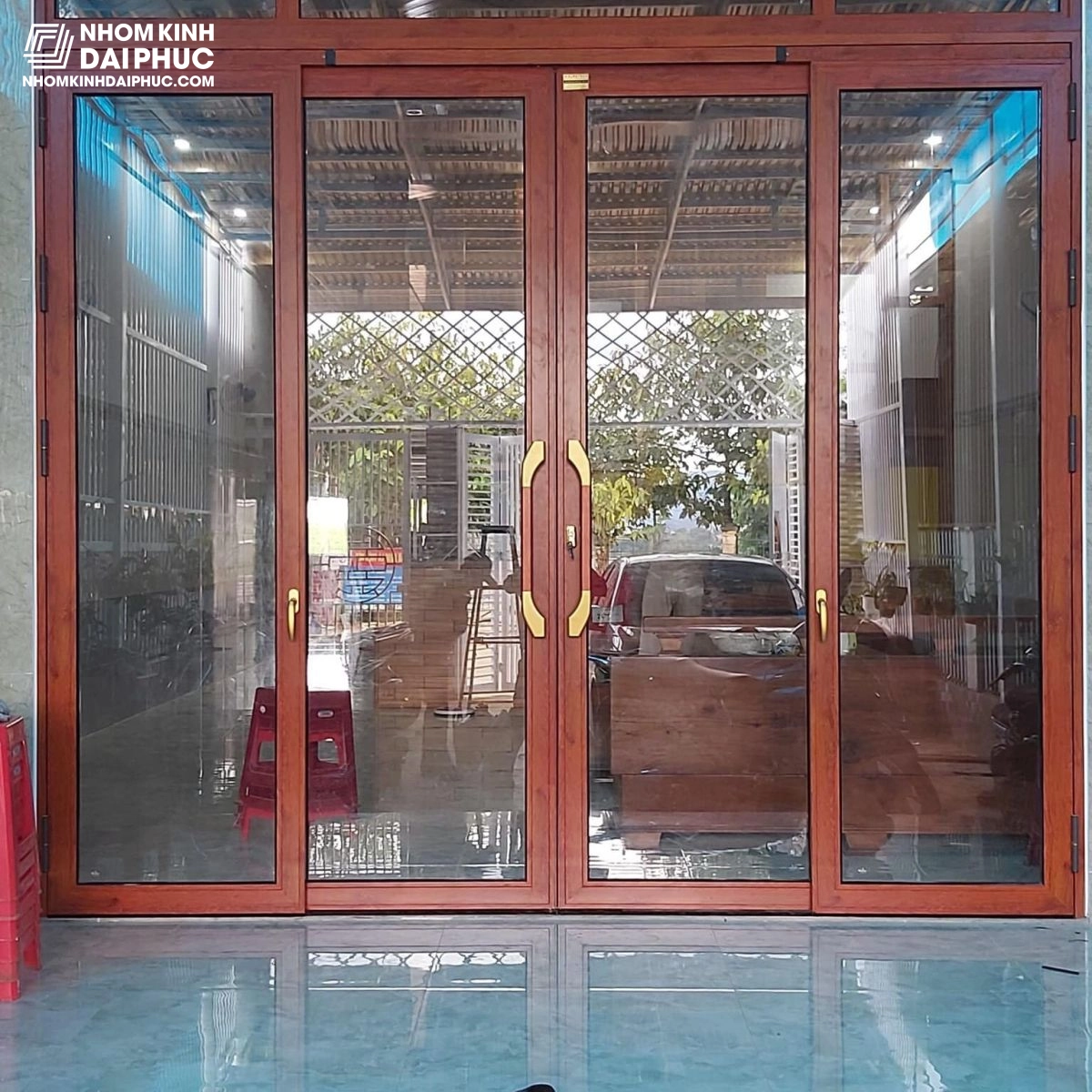 Cửa nhôm trượt quay màu vân gỗ