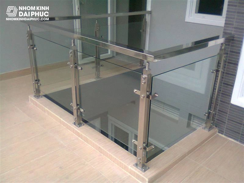 Lan can kính trụ tay vịn inox
