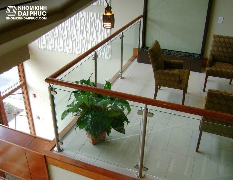 Lan can kính trụ inox tay vịn gỗ