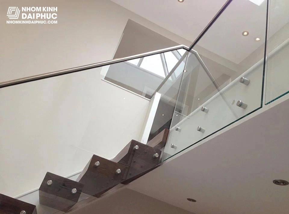 Cầu thang kính cường lực tay vịn nhôm