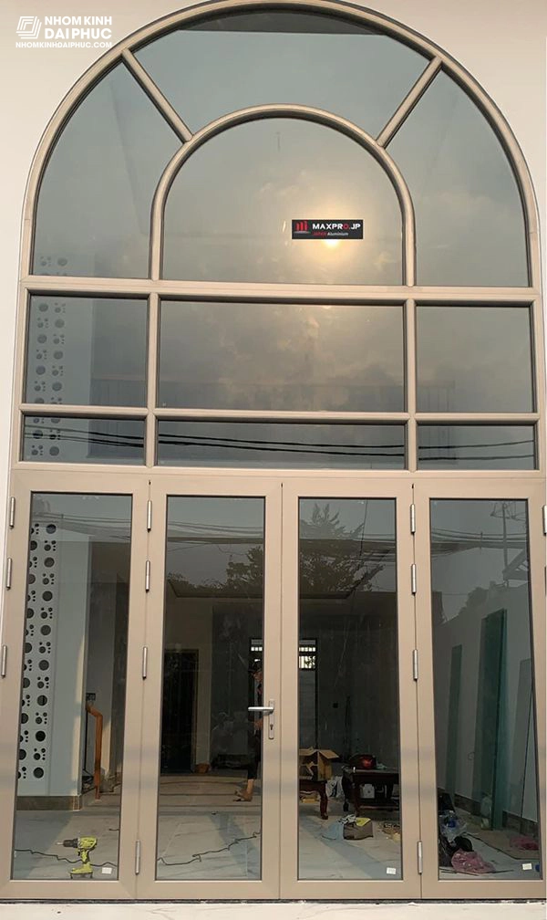 Mẫu cửa nhôm maxpro uốn vòm