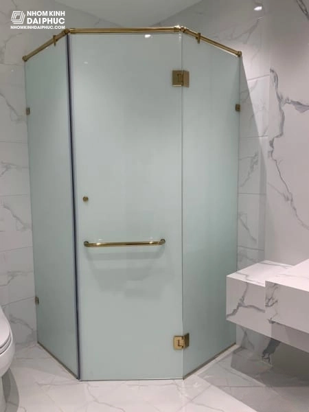 Phòng tắm kính 135 độ kính mờ