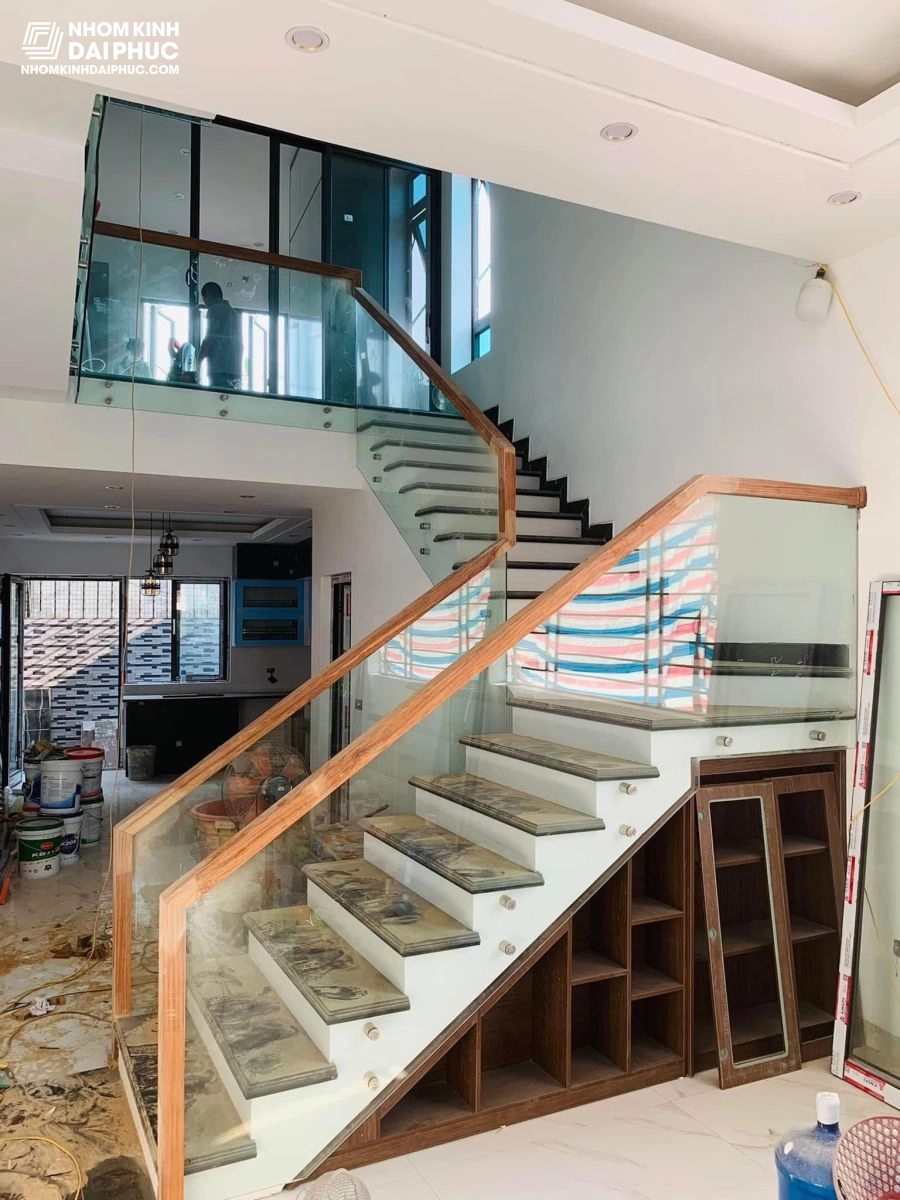 Thi công cầu thang kính cường lực tay vịn gỗ