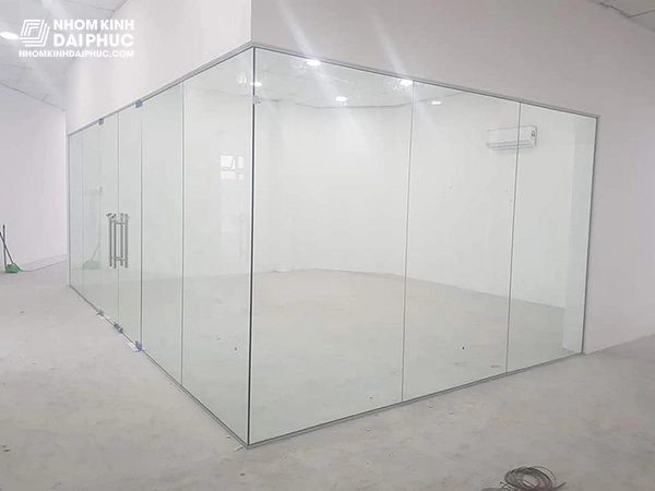 Vách Kính Cường Lực Ngăn Văn Phòng