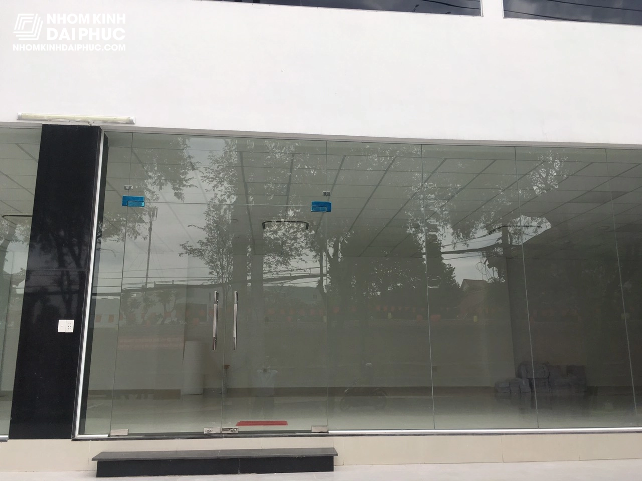 Vách Kính Cường Lực Cửa Hàng