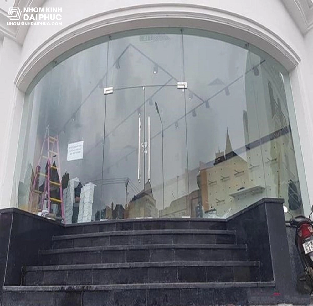 Vách Kính Cường Lực Uốn Cong