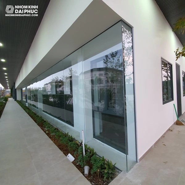 Vách Kính Cường Lực Cửa Hàng Mặt Tiền