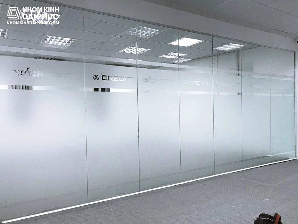 Vách Kính Cường Lực Văn Phòng Dán Decal Mờ