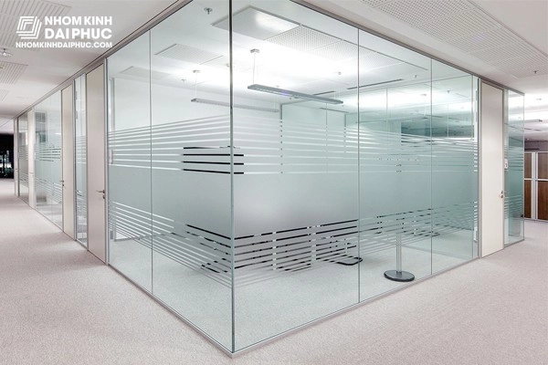 Vách kính cường lực