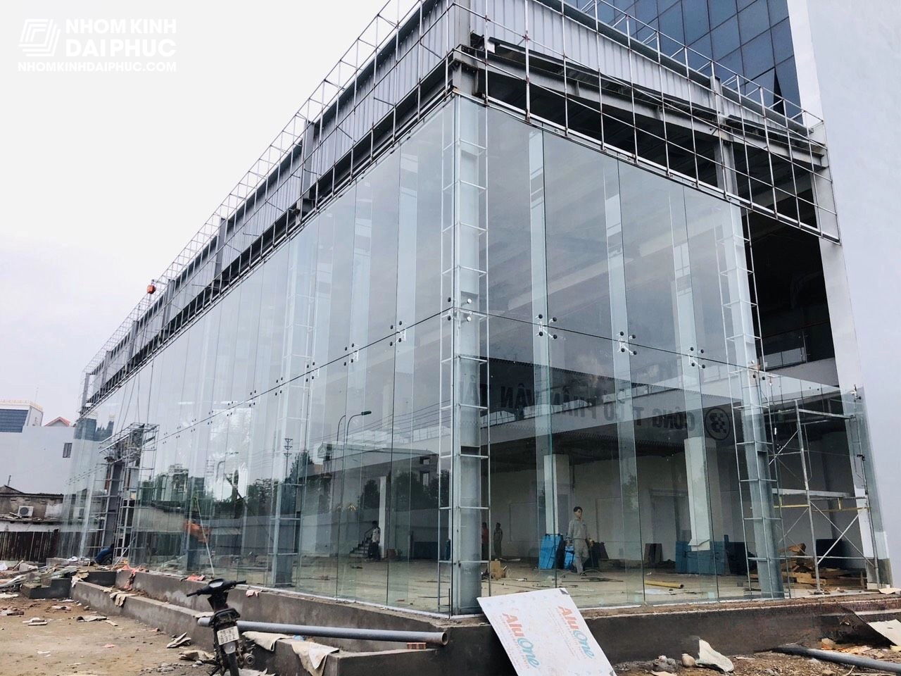 Vách Kính Cường Lực Showroom Oto