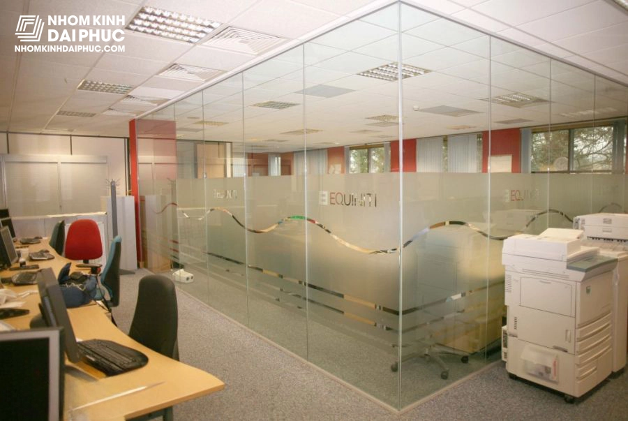 Vách Kính Cường Lực Ngăn Phòng Làm Việc