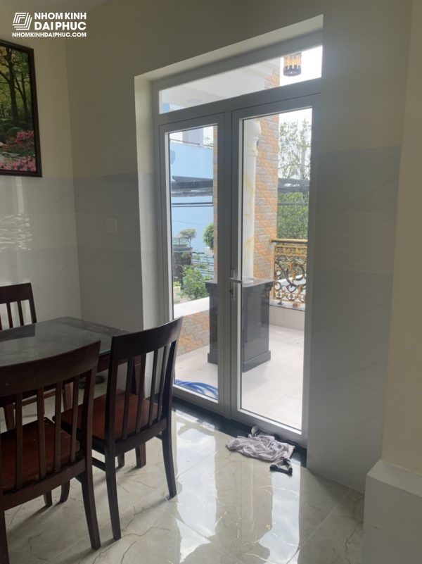 Cửa đi xingfa màu trắng