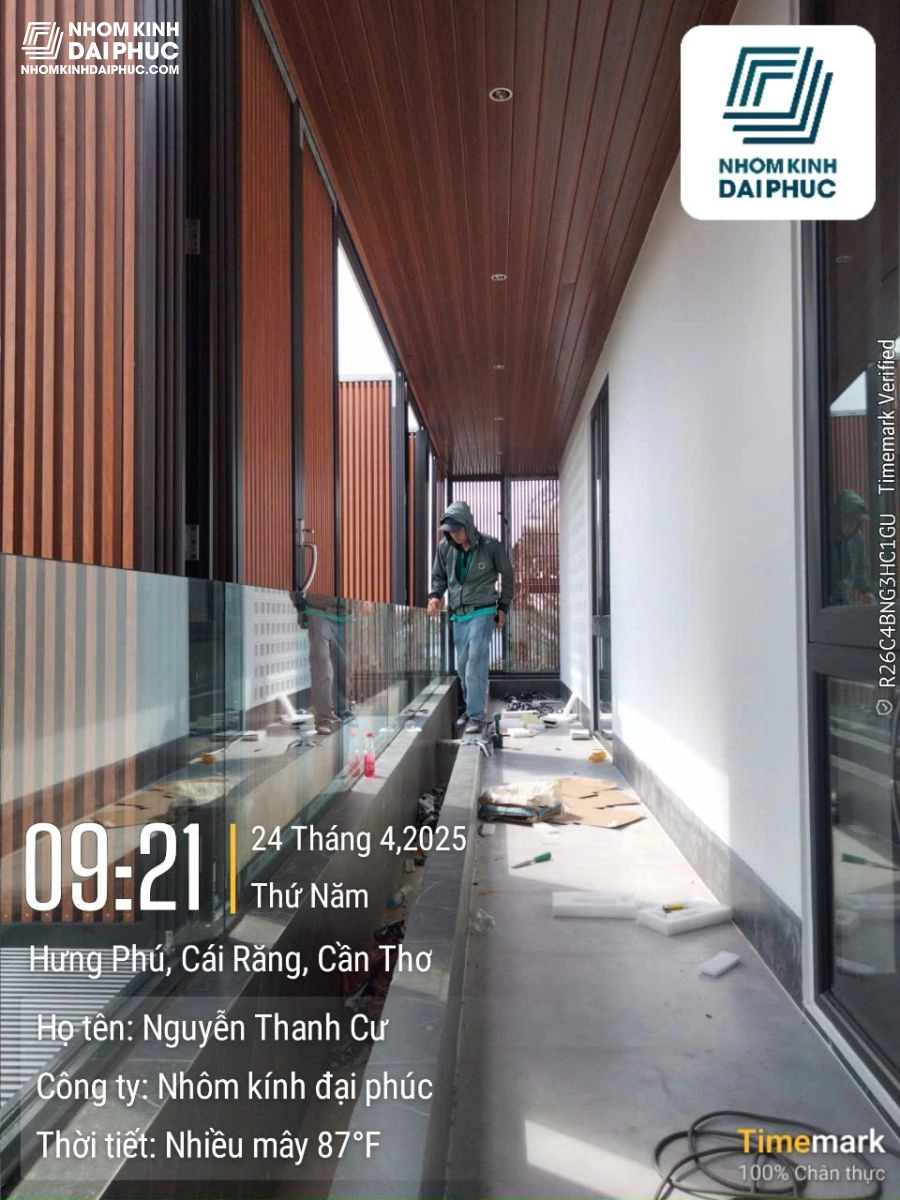 Lam chắn nắng ban công