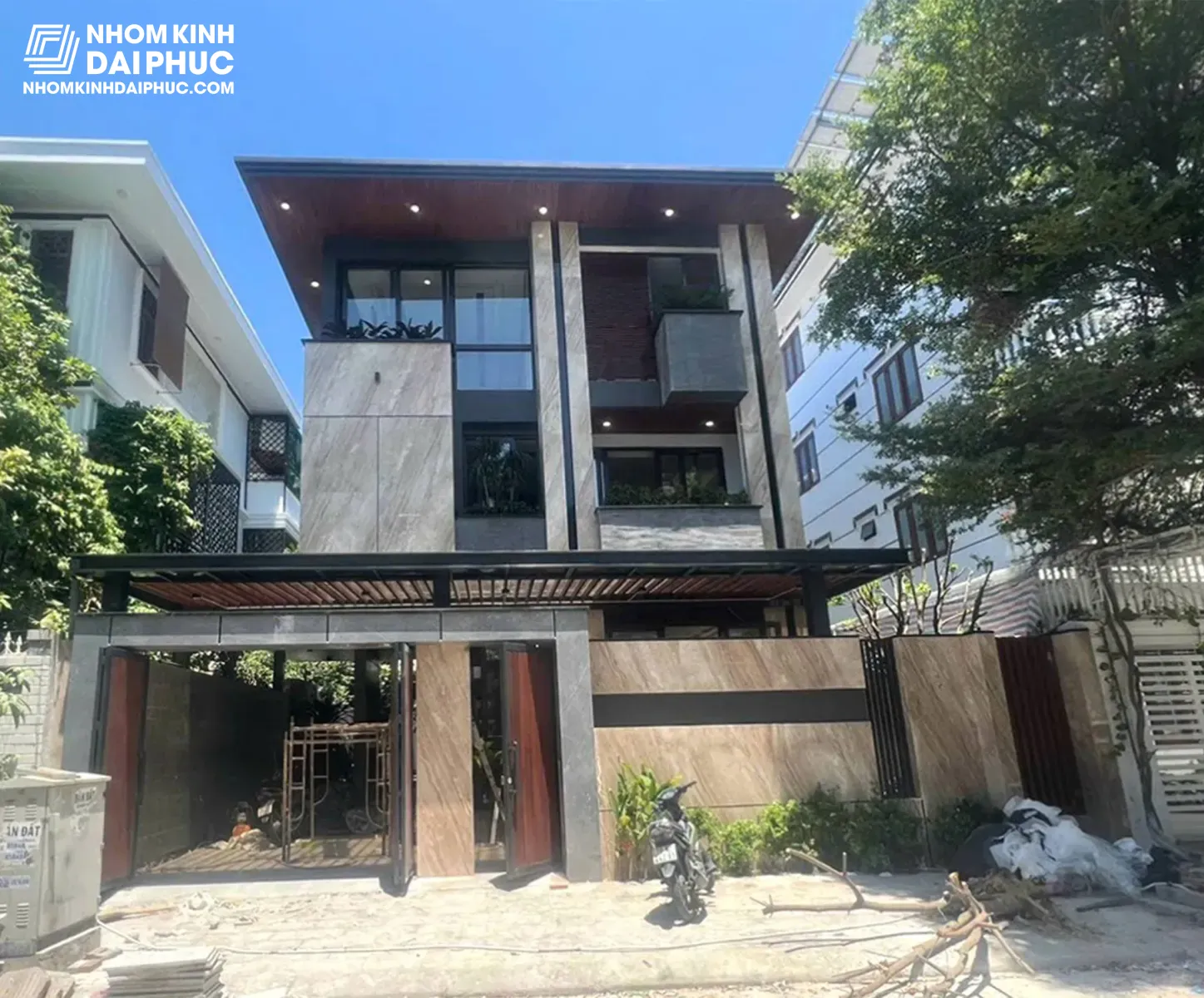Đội ngũ kỹ thuật viên Nhôm Kính Đại Phúc đang thi công cửa nhôm Maxpro tại một công trình biệt thự cao cấp