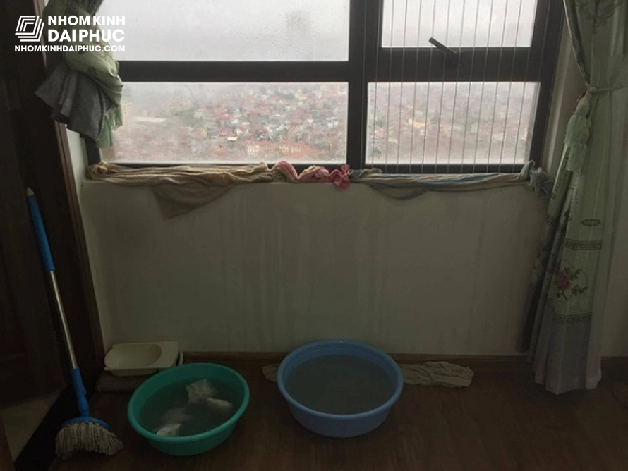 Cửa Nhôm Xingfa Bị Vô Nước Do Lắp Đặt Không Kín Khít