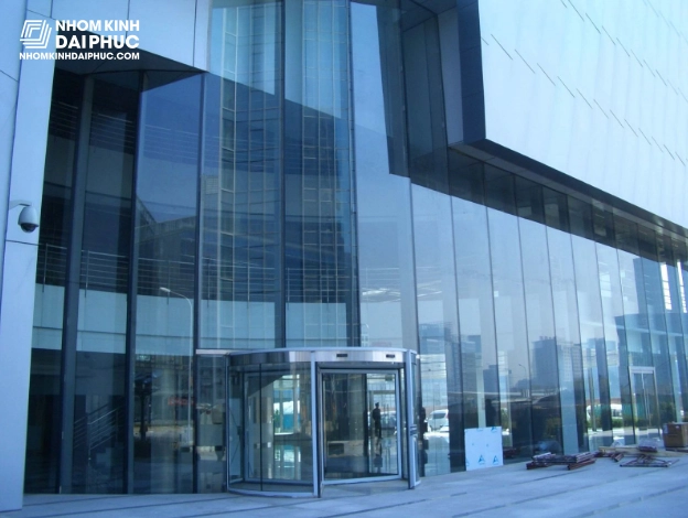 Vách kính cường lực có khả năng chịu tải tốt