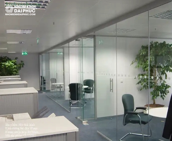 Vách ngăn kính văn phòng