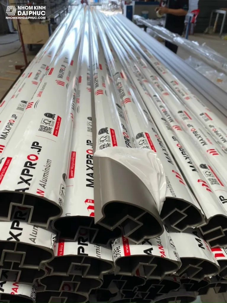 Nhôm Maxpro được bảo vệ cẩn thận bằng băng keo thương hiệu nhôm Maxpro
