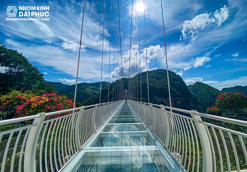 Cầu kính Bạch Long với thiên nhiên hùng vĩ xung quanh