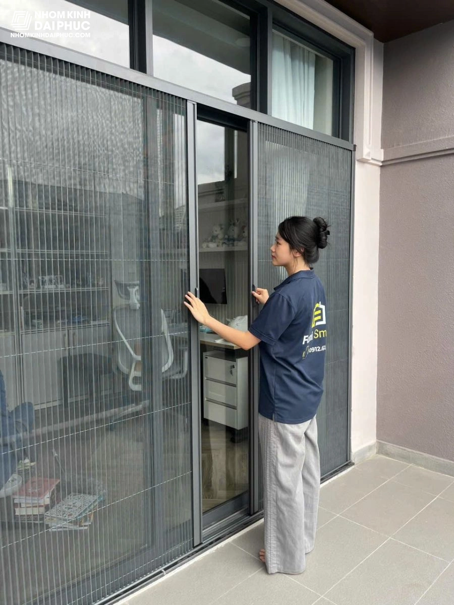 Lắp đặt Cửa nhôm xingfa kết hợp cửa lưới dạng xếp gấp mang lại sự sang trọng và tiện nghi