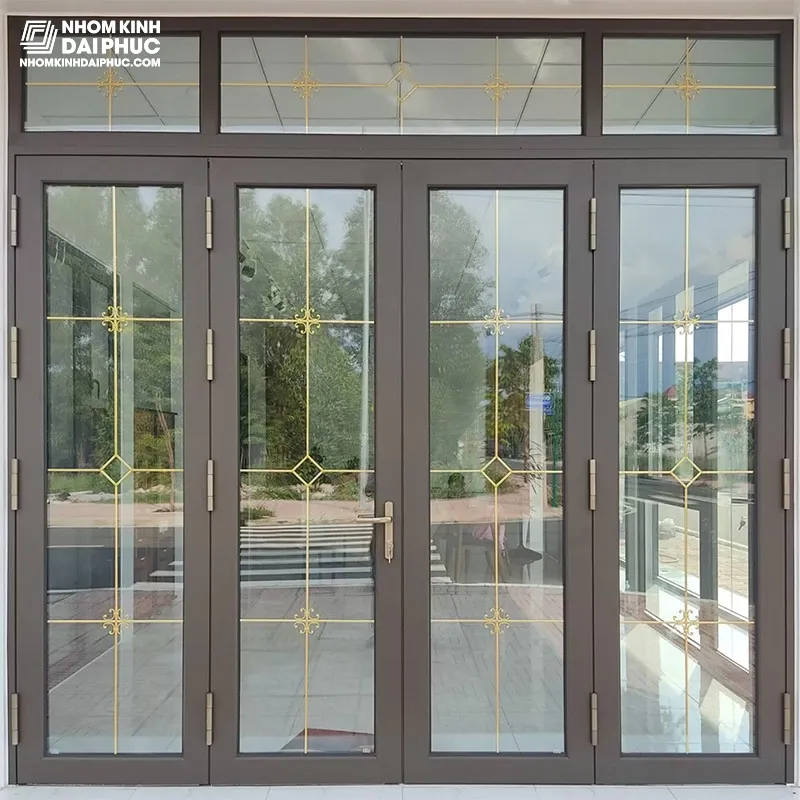 Mẫu cửa nhôm Maxpro đẹp hệ mở quay 4 cánh màu Nâu Thu trầm ấm