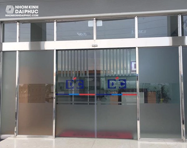 Cửa kính cường lực khung inox tại ngân hàng