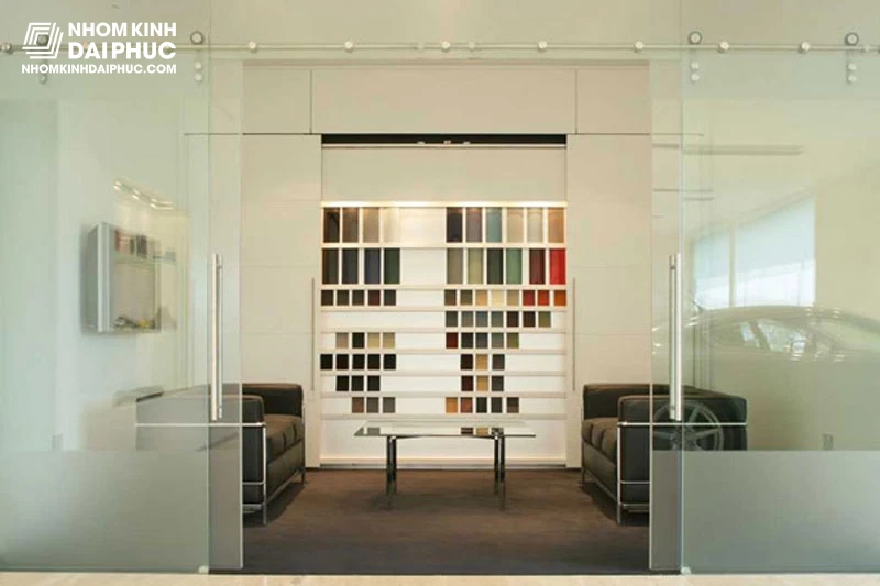 Vách Kính Văn Phòng Showroom