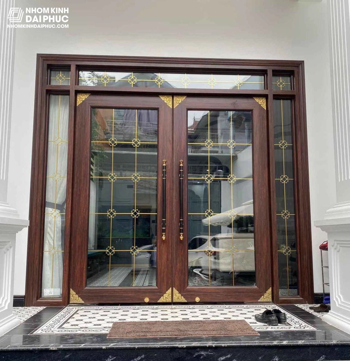 Cửa nhôm kính PMA hệ thủy lực màu vân gỗ