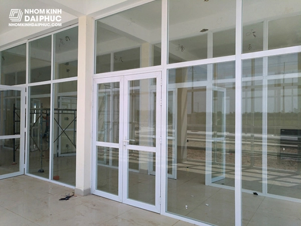Cửa nhôm kính khổ lớn cho lối ra vào hàng hóa của nhà xưởng