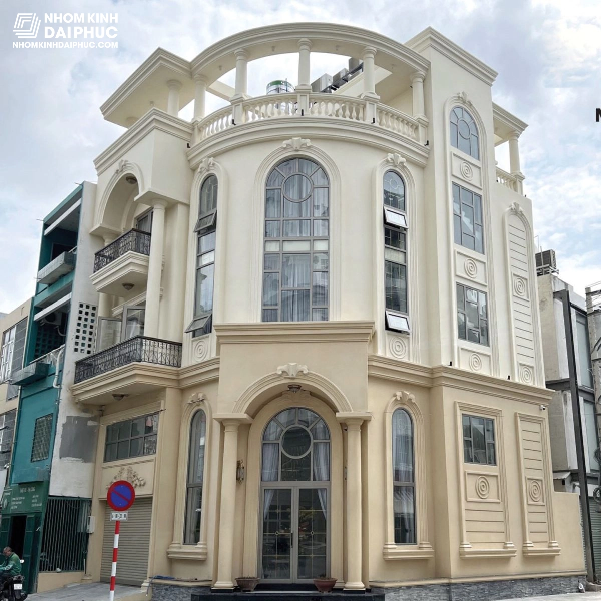 Cửa nhôm Maxpro uốn vòm