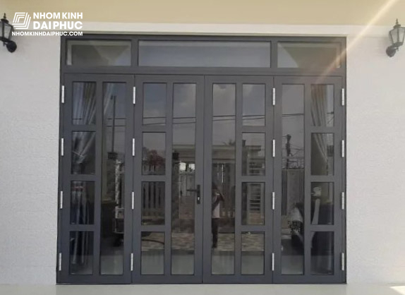 thi công cửa đi mở quay 4 cánh nhôm Xingfa hệ 55