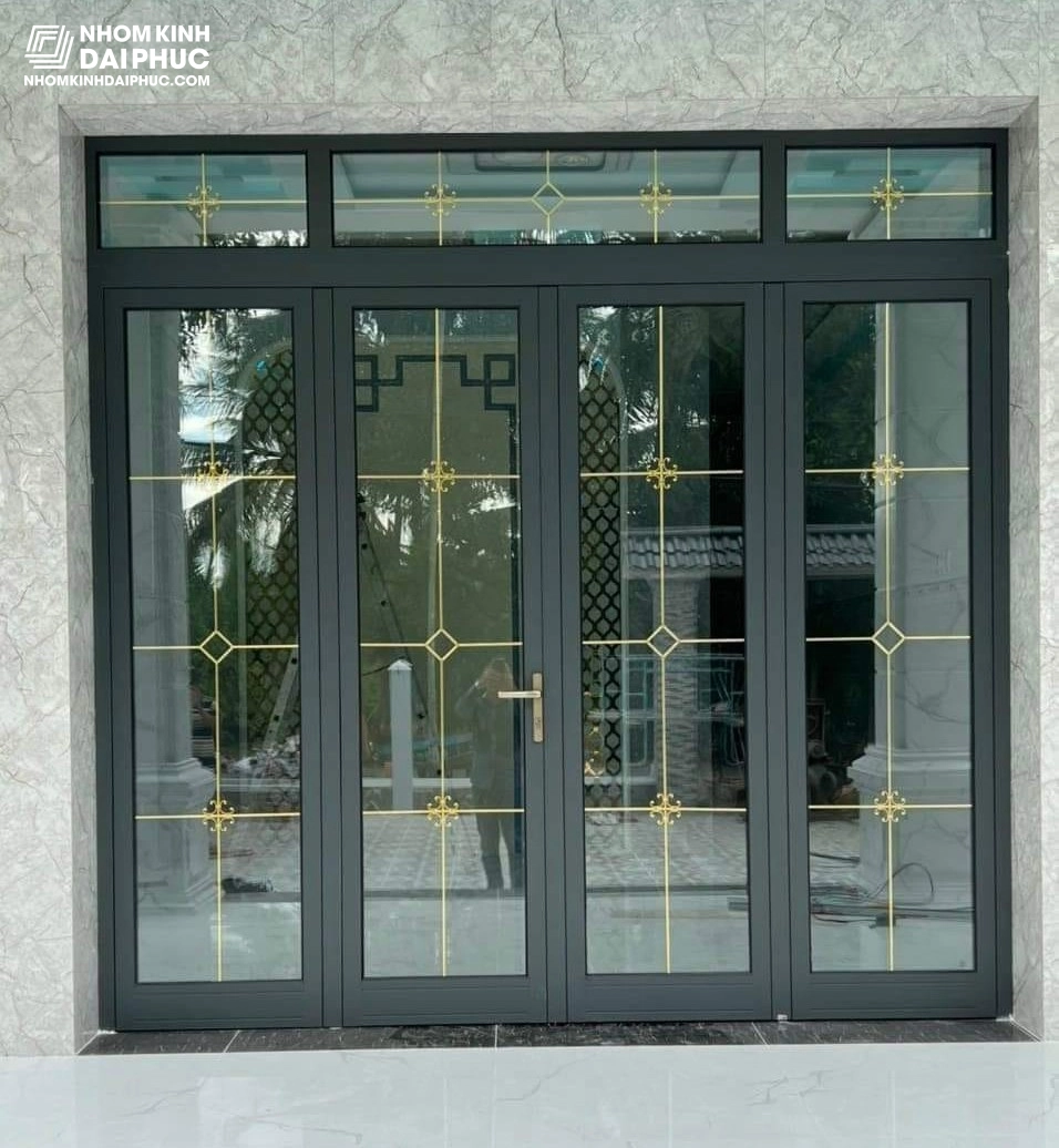 Mẫu cửa đi mở quay sử dụng nhôm Xingfa hệ 55 dày 2.0mm chuẩn chất lượng