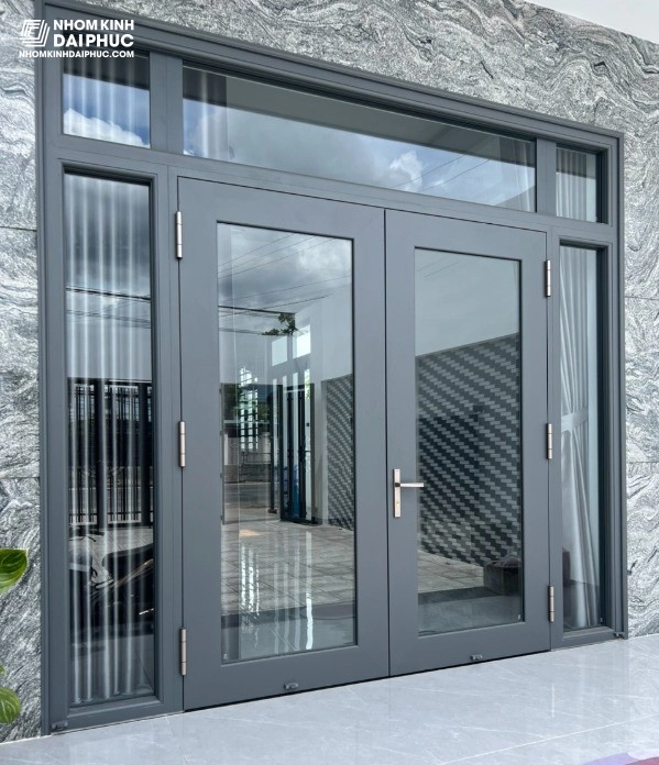 Công trình thực tế nhà phố mặt tiền sử dụng cửa nhôm Xingfa màu ghi sần do Đại Phúc thi công