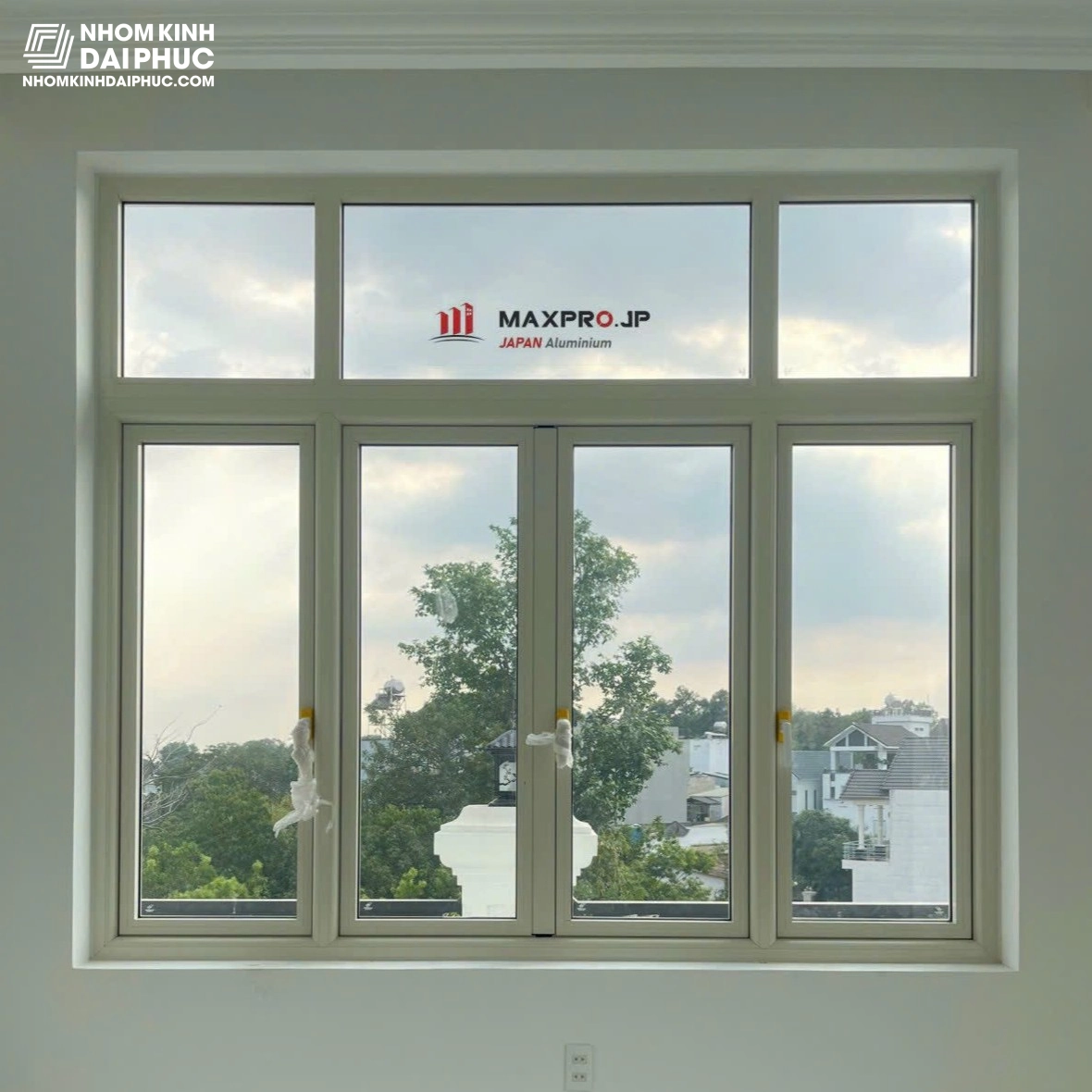 Mẫu cửa sổ mở quay nhôm Maxpro.JP